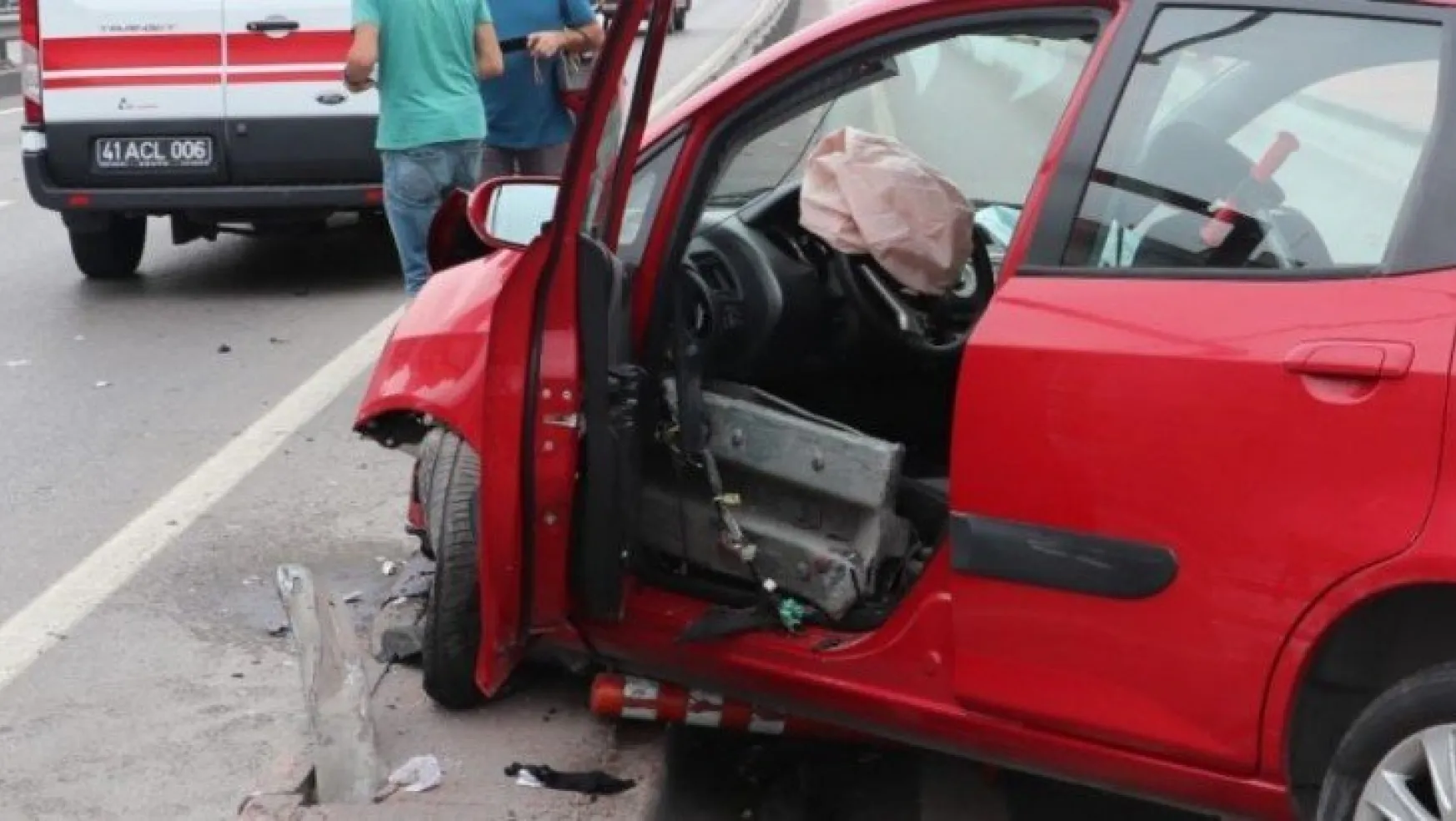 Kocaeli'de otomobil bariyerlere saplandı: 2 yaralı