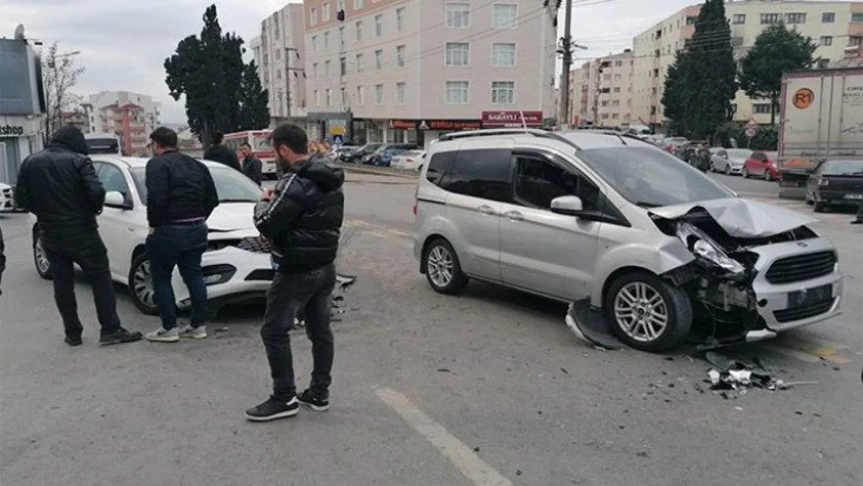 Kocaeli'de otomobil ile hafif ticari araç çarpıştı: 3 yaralı!