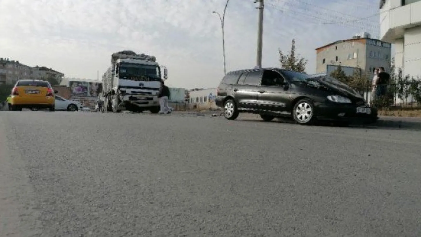 Kocaeli'de otomobil ile kamyon kafa kafaya çarpıştı: 1 yaralı!