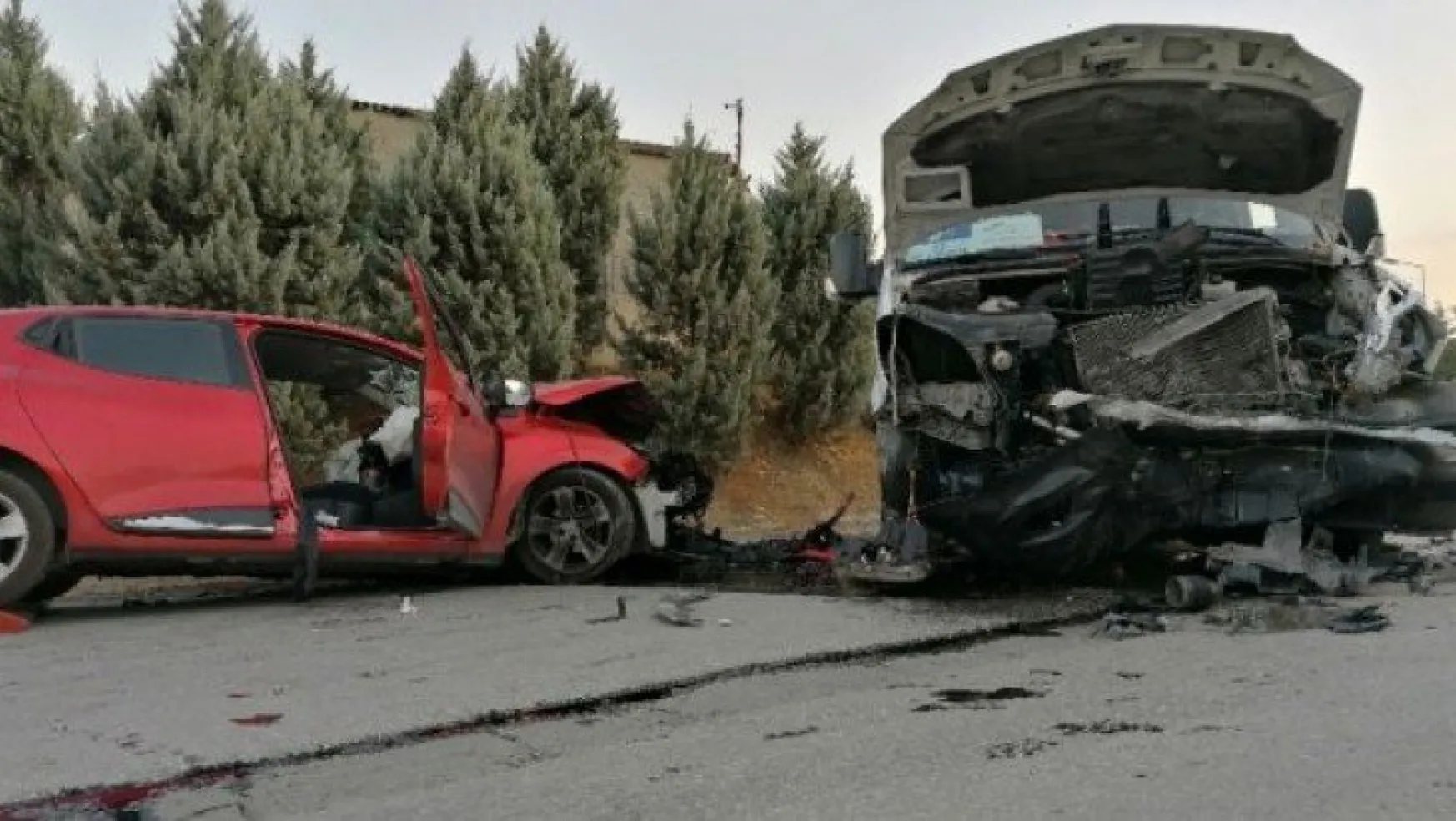 Kocaeli'de ters yönde ilerleyen minibüs, otomobille çarpıştı: 2 yaralı!