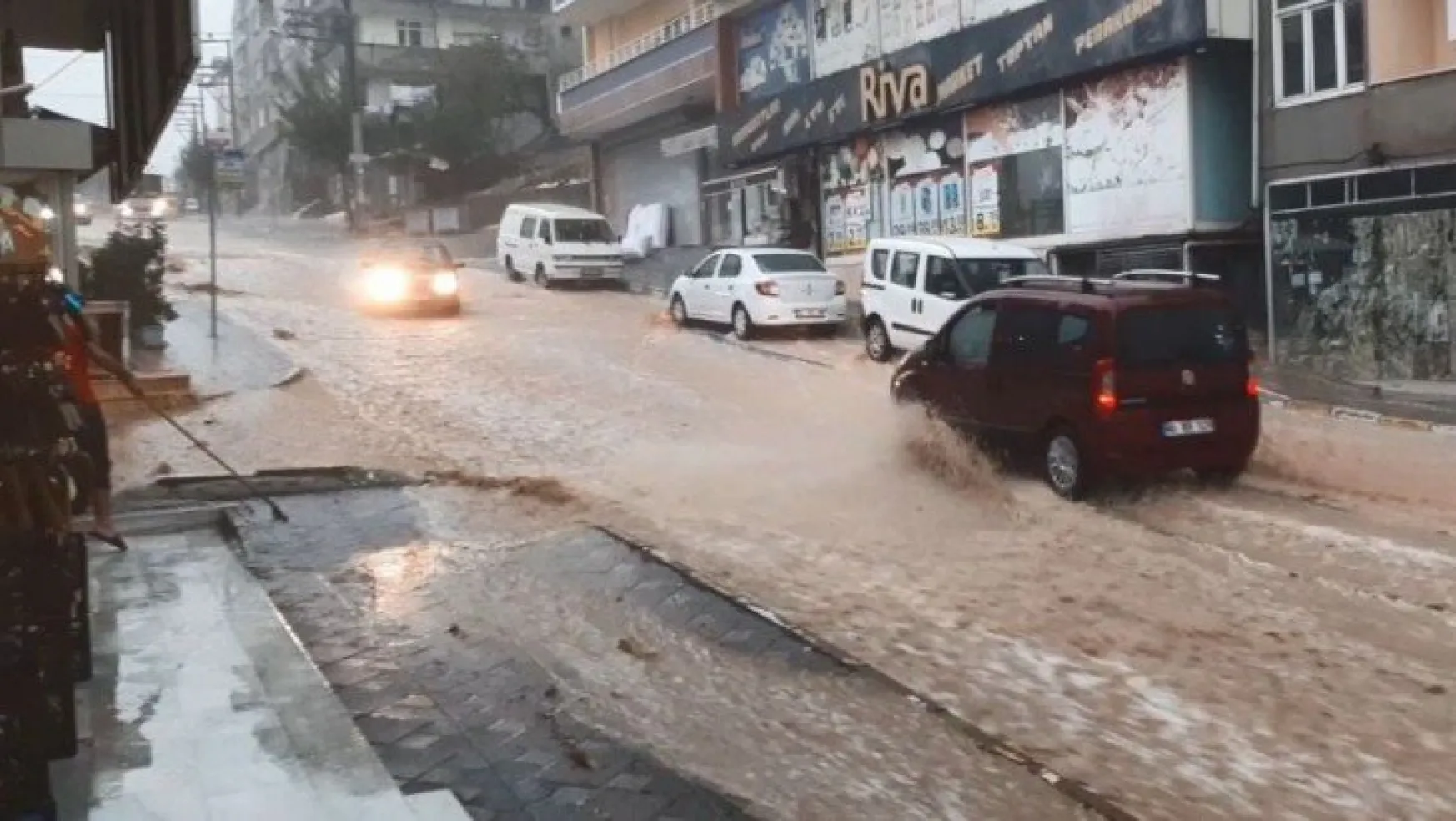 Kocaeli'de yağış sonrası caddeler böyle dereye döndü 