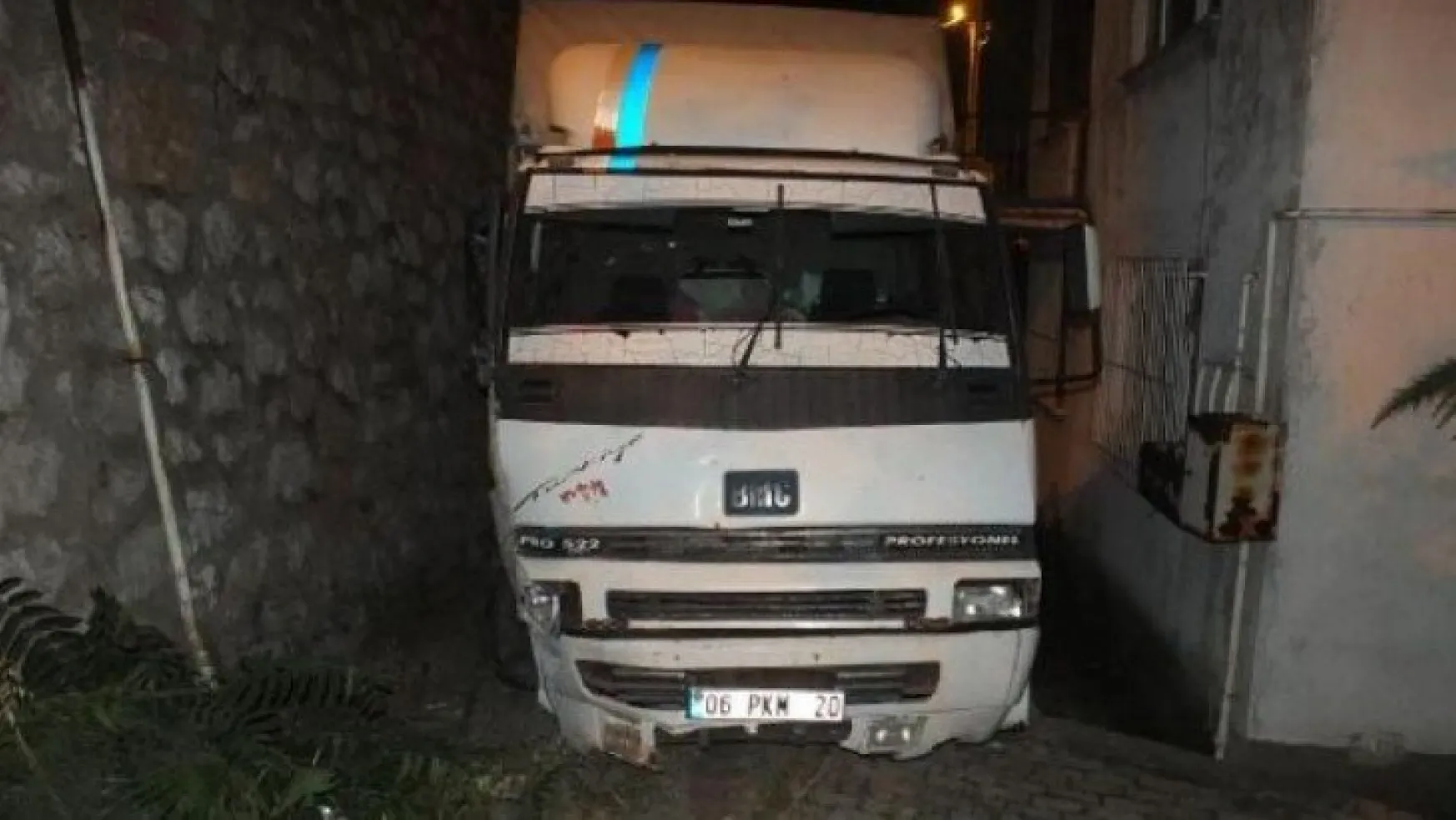 Körfez'de freni boşalan kamyon istinat duvarına çarptı!