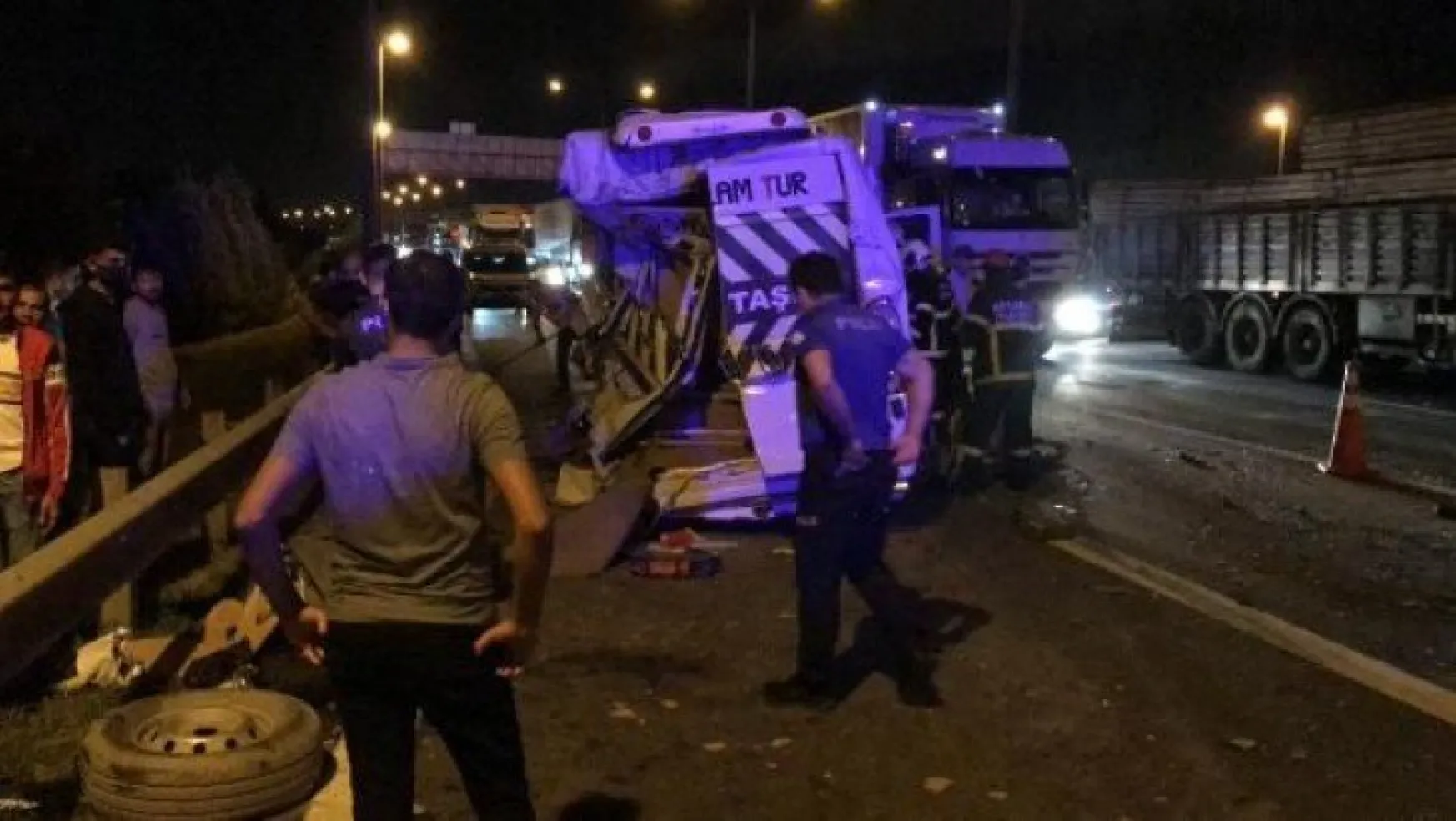 Körfez'de TIR minibüse çarptı! 9 kişi yaralandı!