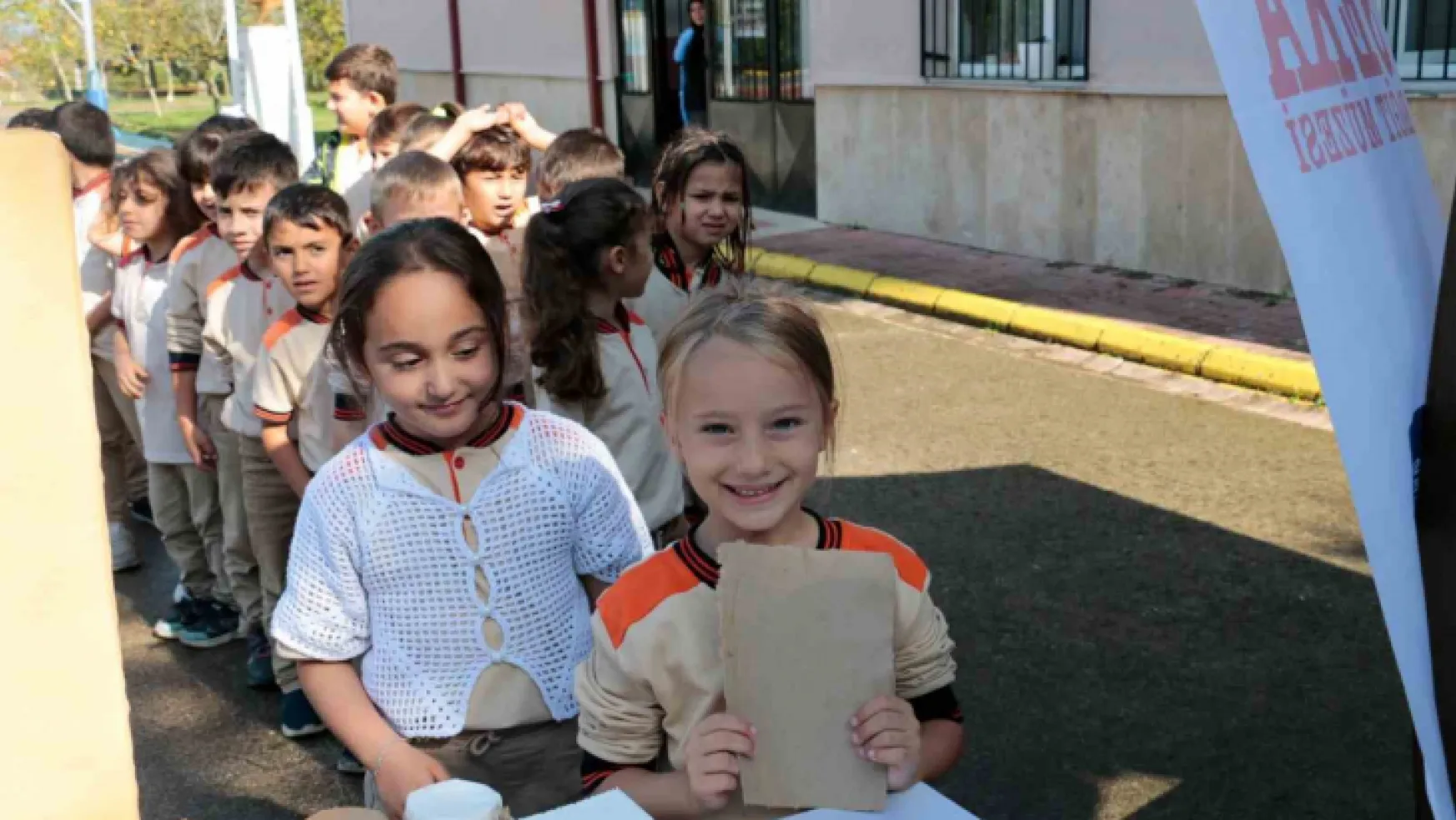 Köy okulundaki 4 bin 300 öğrenciye kağıt yapımı öğretildi