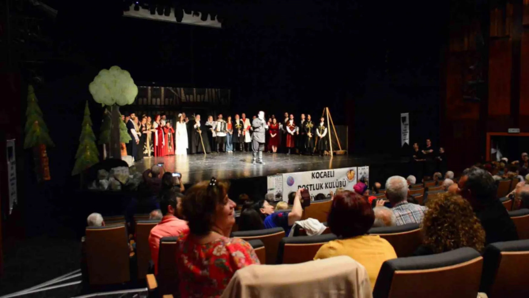 Kültürlerini yaşatmak için 30 amatör oyuncu tiyatro sahneliyor