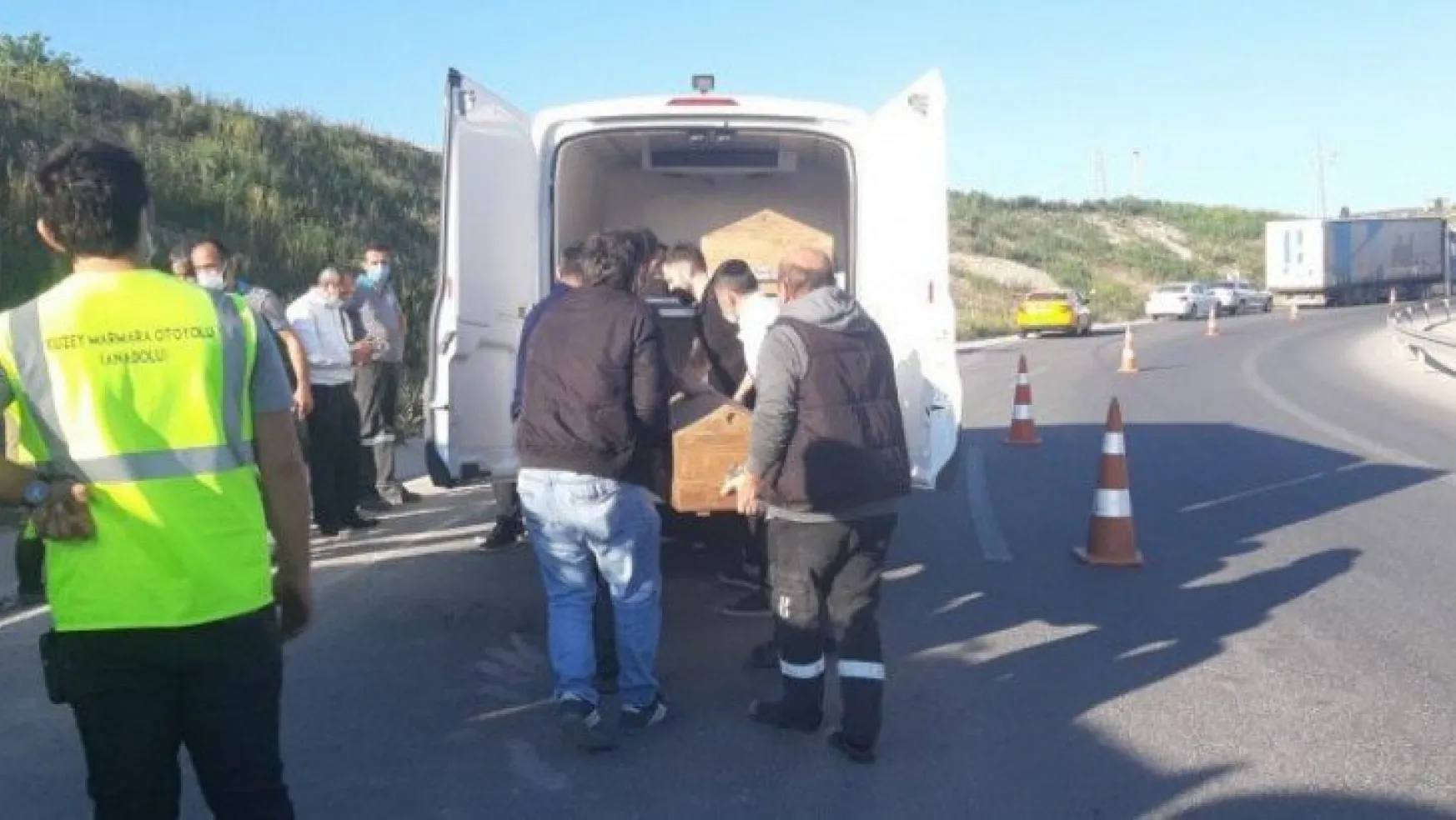 Kuzey Marmara Otoyolu'nda virajı alamayan tır devrildi: 1 ölü!