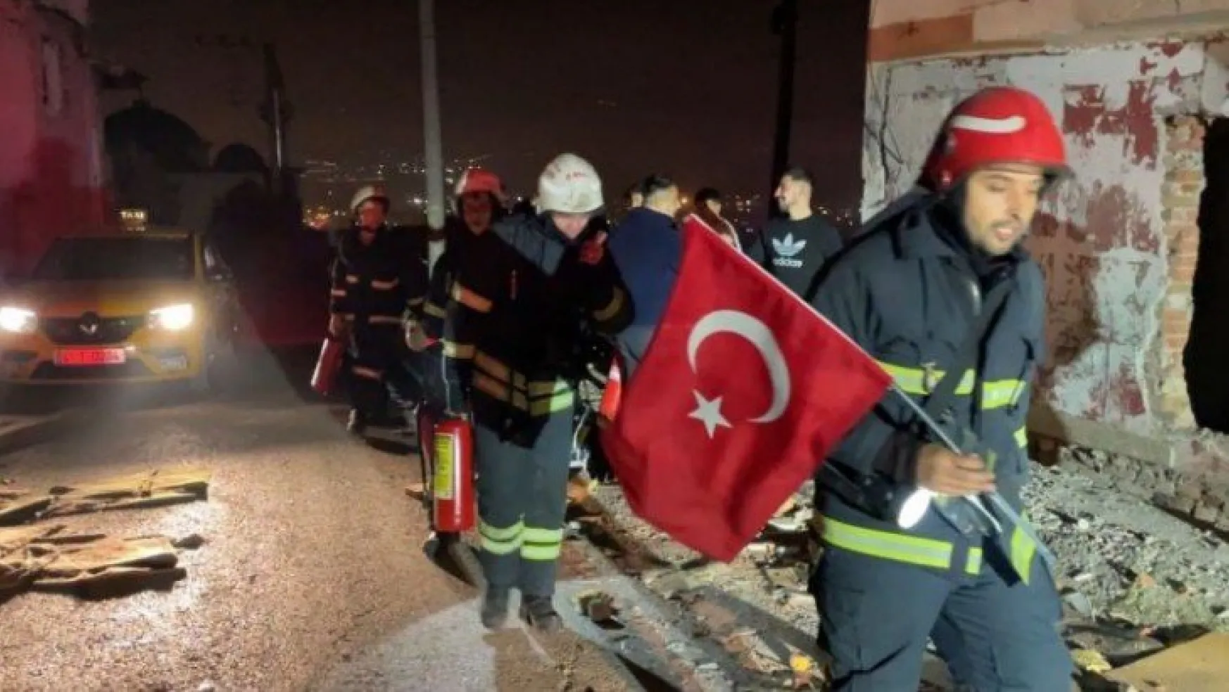 Metruk binadaki Türk bayrağını yerde bırakmadılar