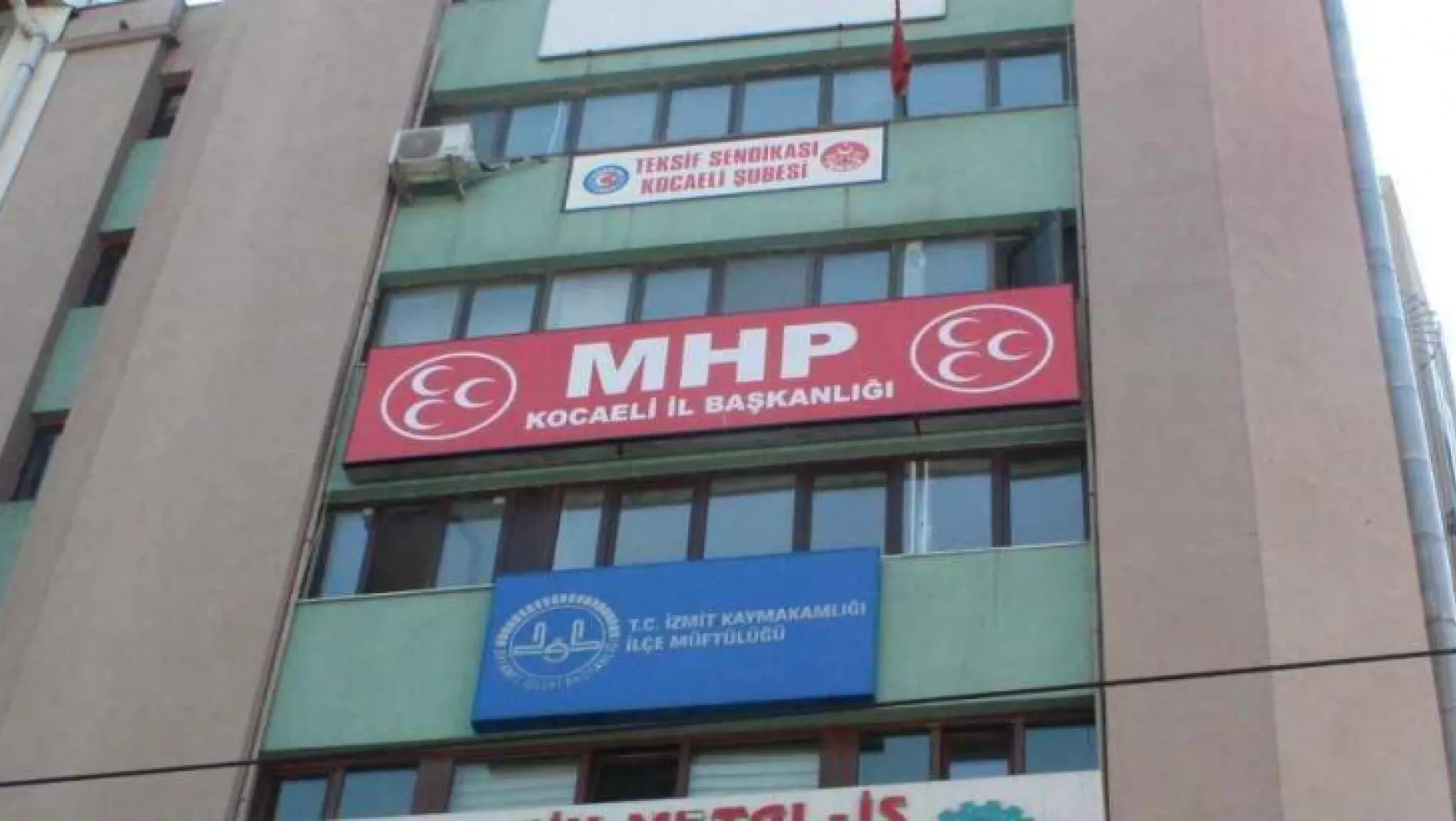 MHP'de şok istifa