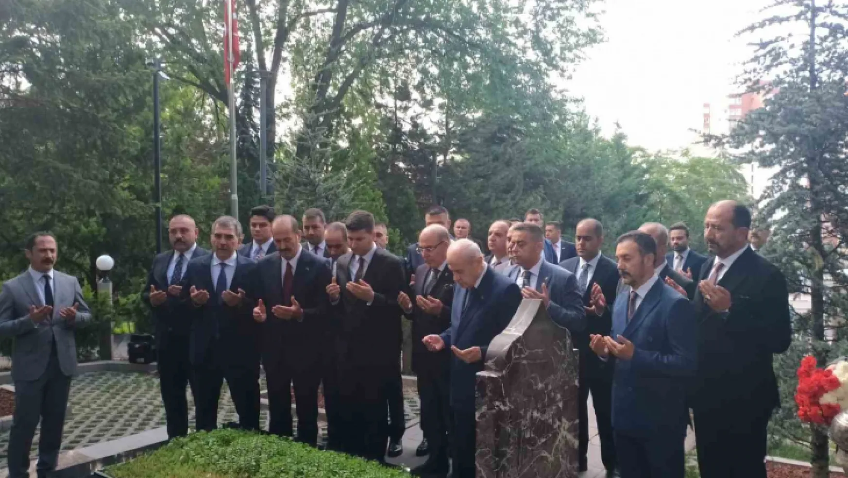 MHP lideri Bahçeli, Türkeş'in kabrini ziyaret etti