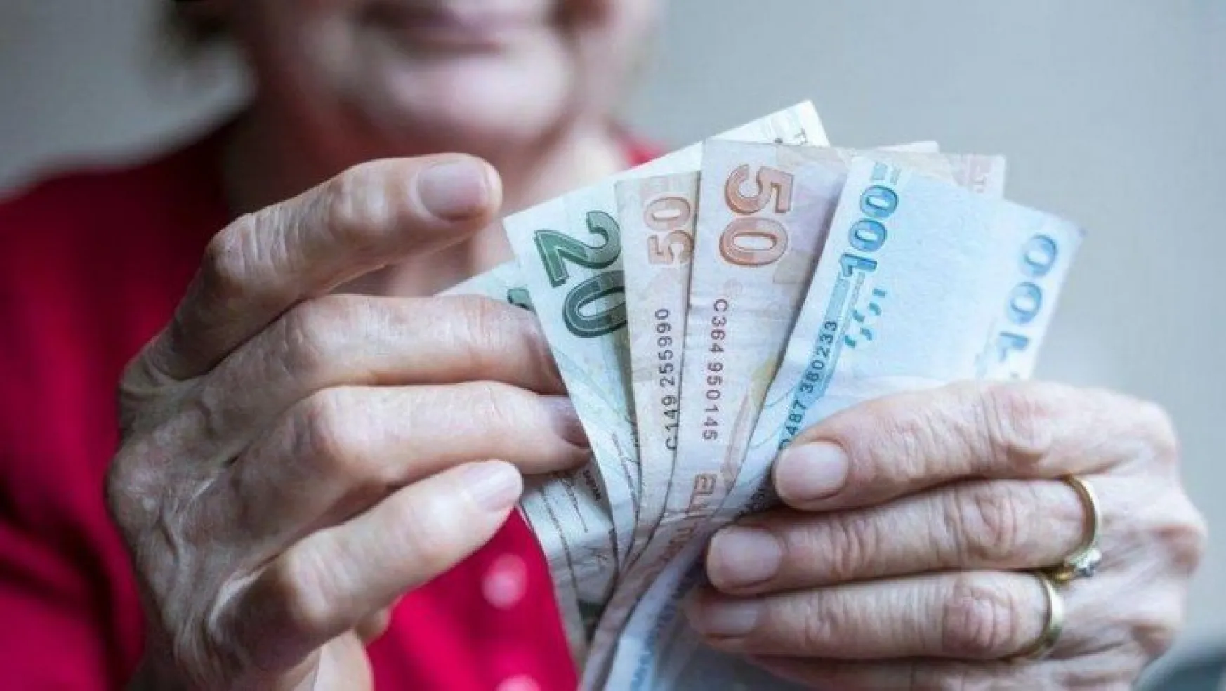 Milyonlarca emekli asgari ücretten az maaş alıyor