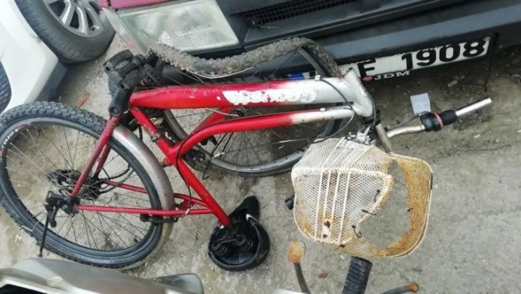 Motosikletle bisiklet çarpıştı: 1'i ağır 2 yaralı