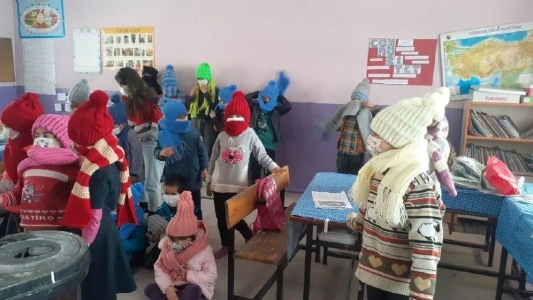 Öğretmenler elleriyle ördü, Türkiye'nin en soğuk ilçesine gönderdi