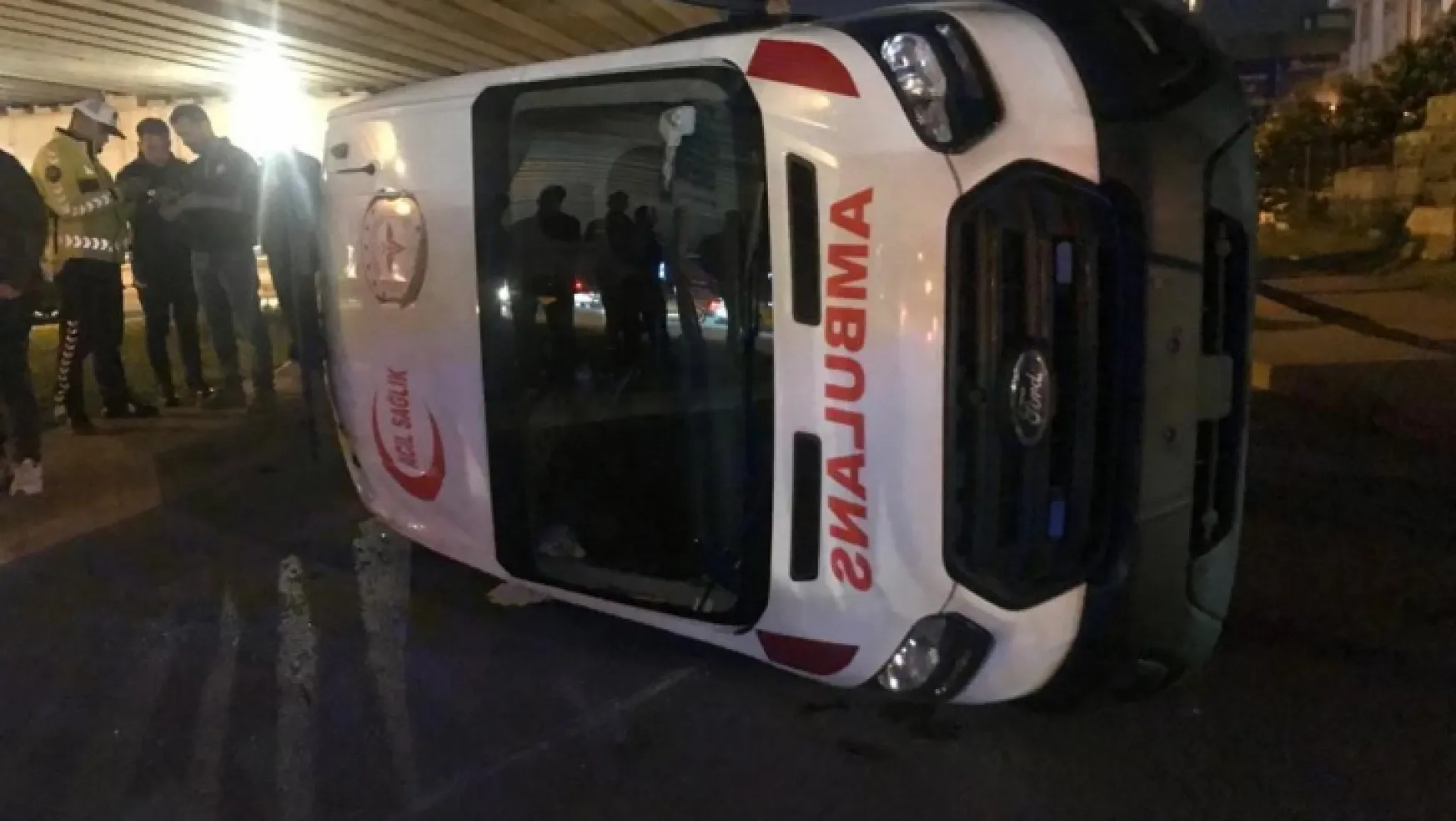 İzmit'te kaza yapan ambulans yan yattı