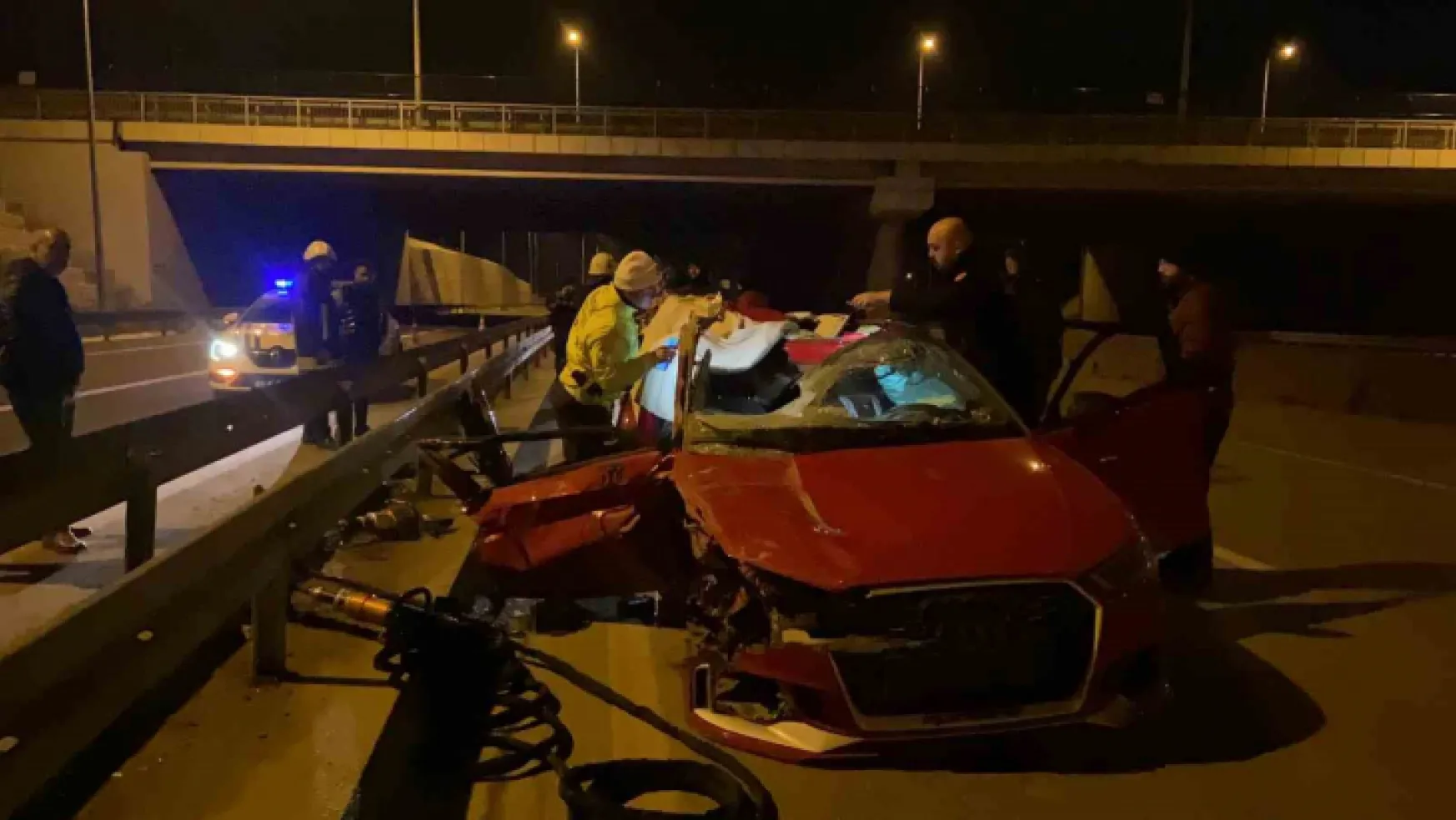 Kocaeli'de otomobil tıra çarptı: 1 ölü, 3 yaralı