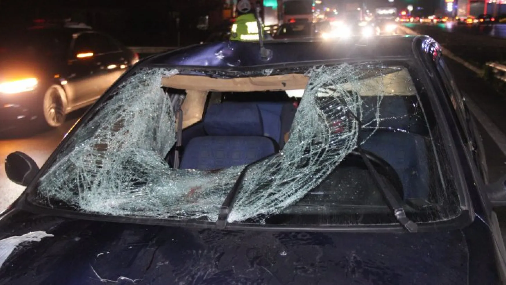 Otomobilin çarptığı yaya ön camdan içeri girdi: 2 yaralı!
