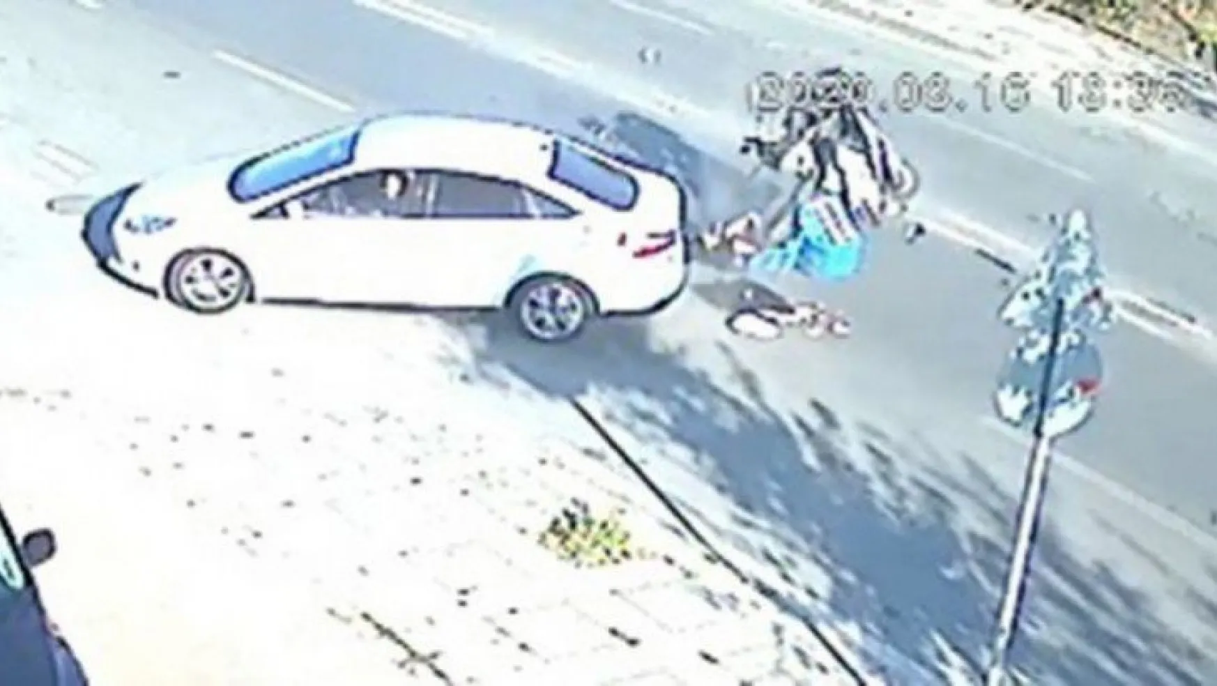 Otomobille çarpışan motosiklet sürücüsü yola savruldu!
