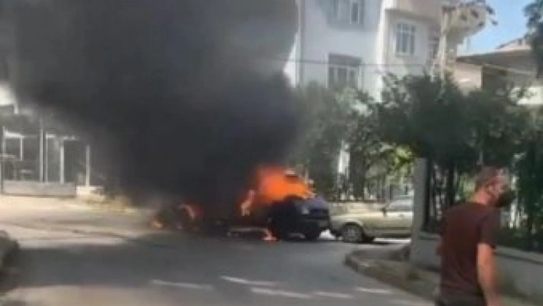 Park halindeki otomobile çarpan minibüs alev alev yandı