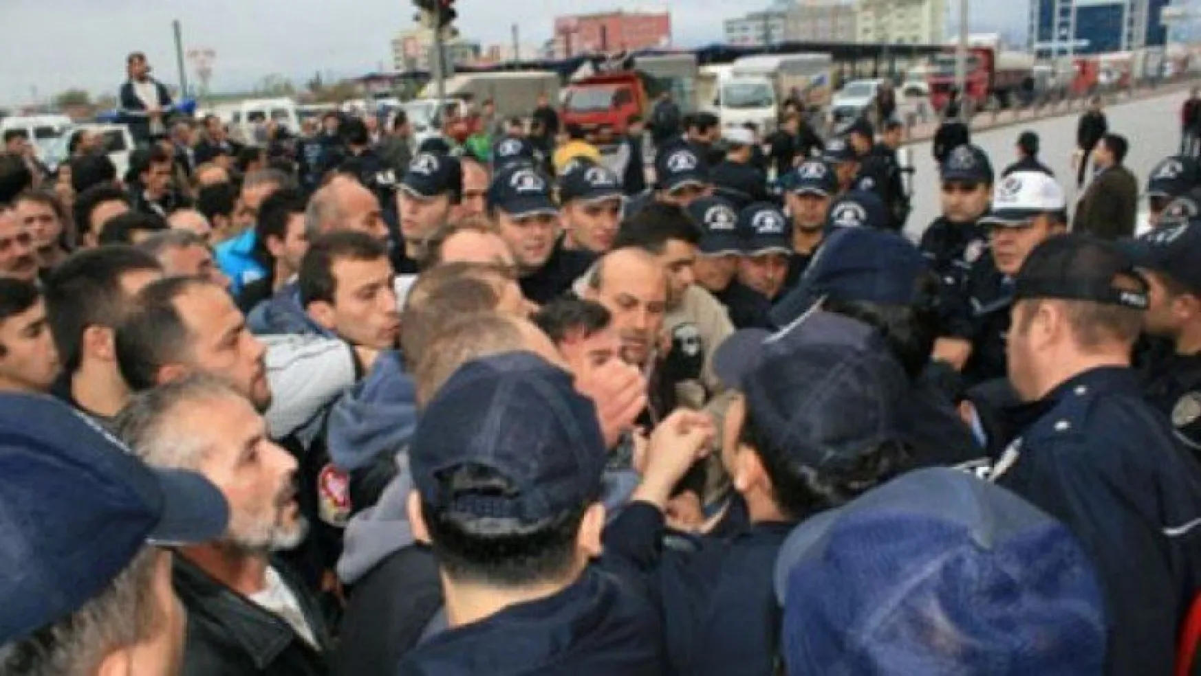 Polis İzmit'te pazarın içinde biber gazı sıktı!