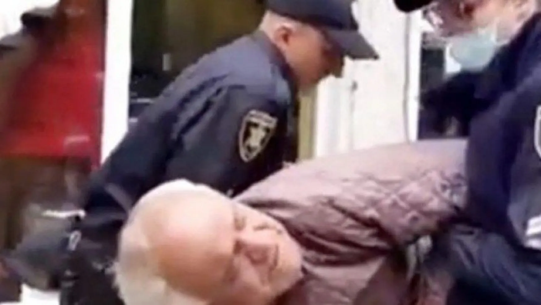 Polis, yaşlı adamı sokak ortasında evire çevire dövdü