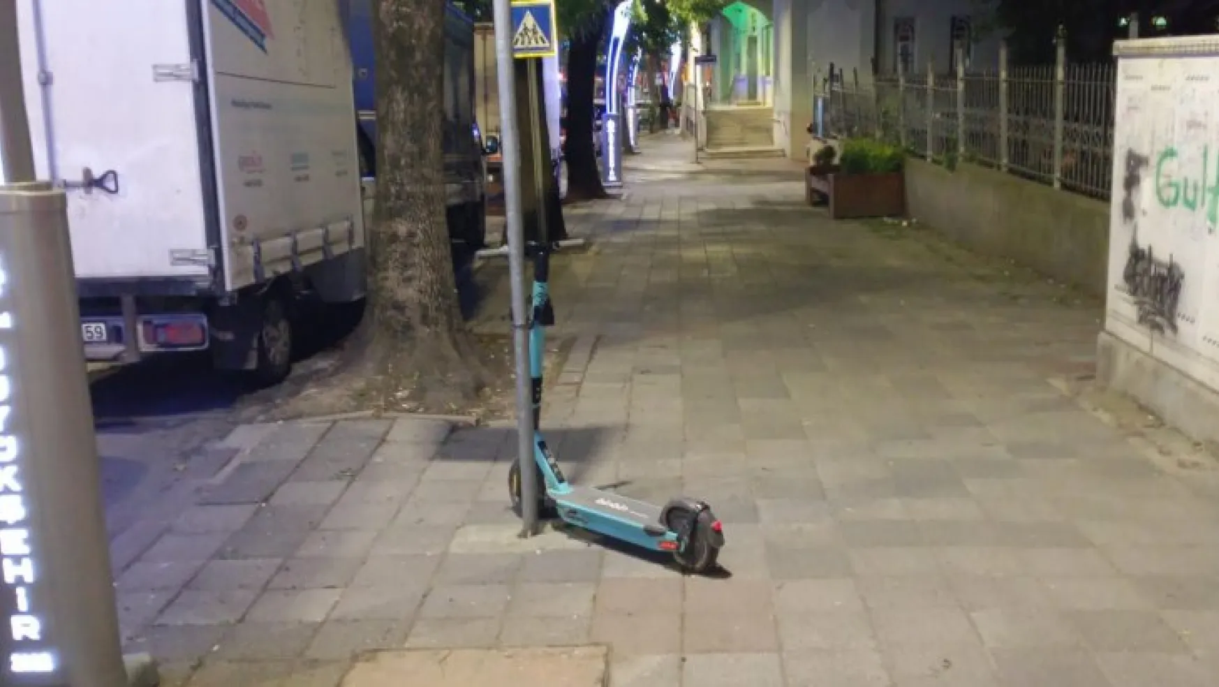 Rastgele bırakılan elektrikli scooterlar tehlike saçıyor!