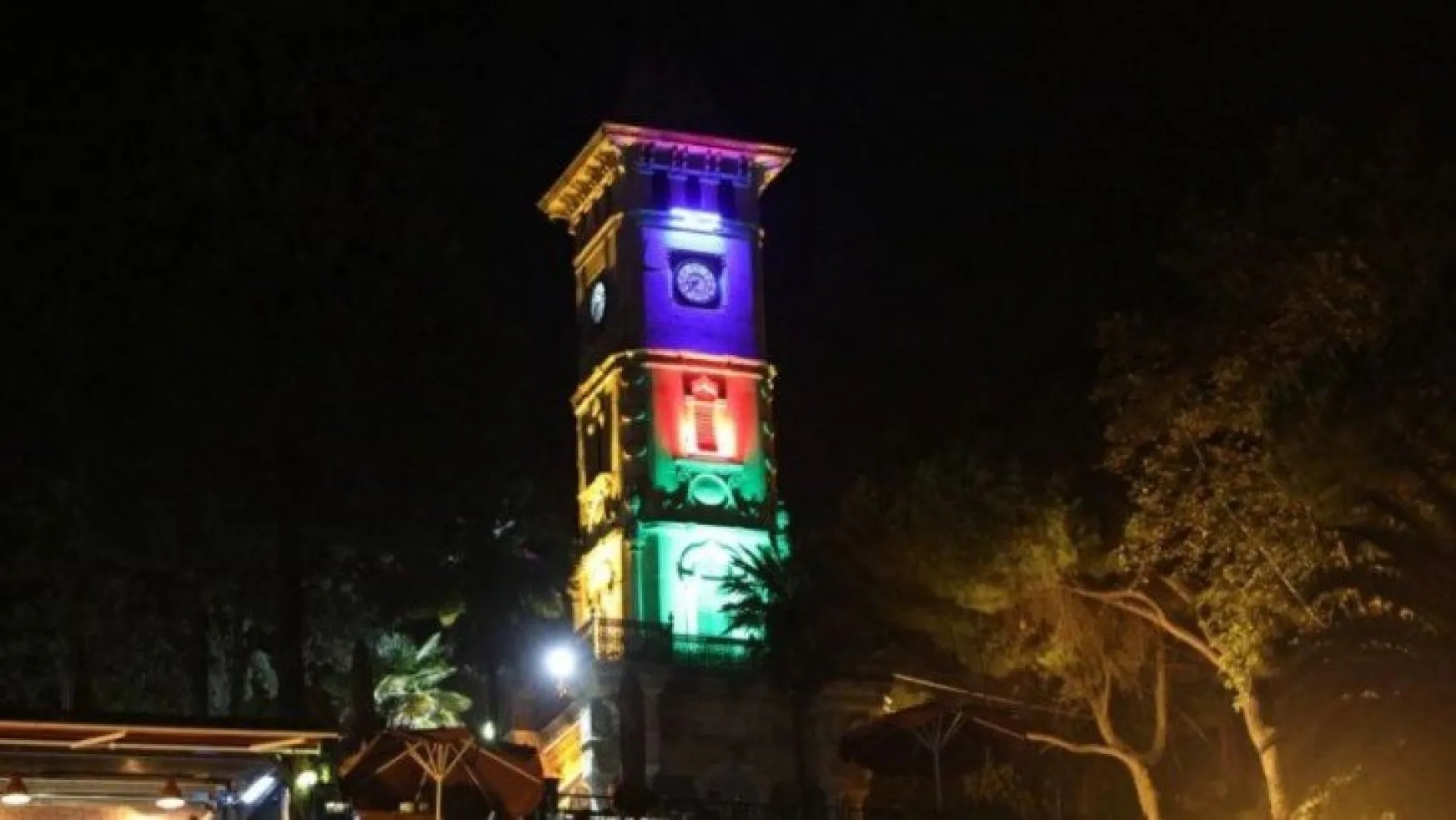 Saat Kulesi Azerbaycan bayrağı renklerine büründü