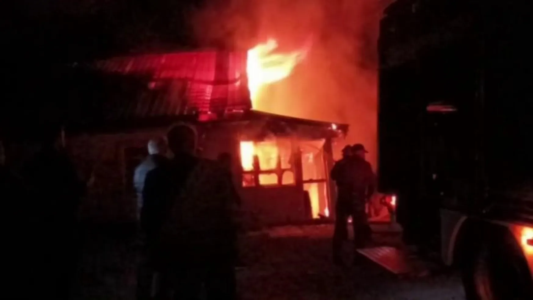 Sakarya'da tek katlı ev alev alev yandı