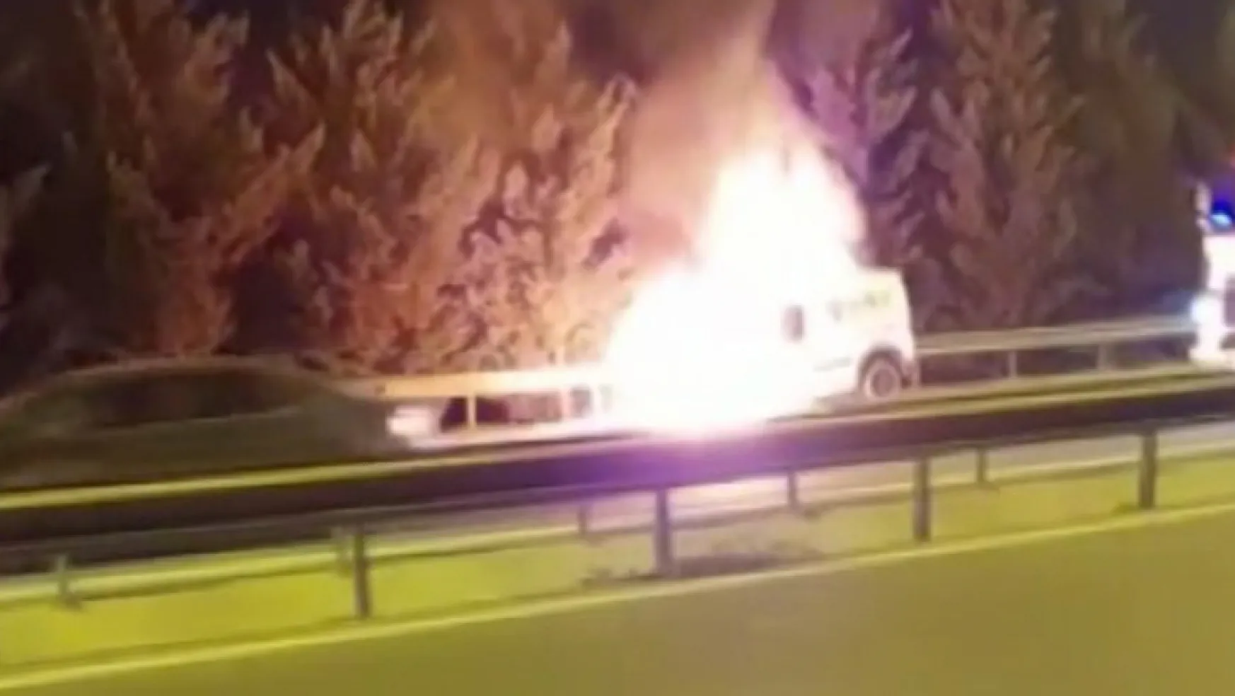 TEM'de yanan minibüs alev topuna döndü