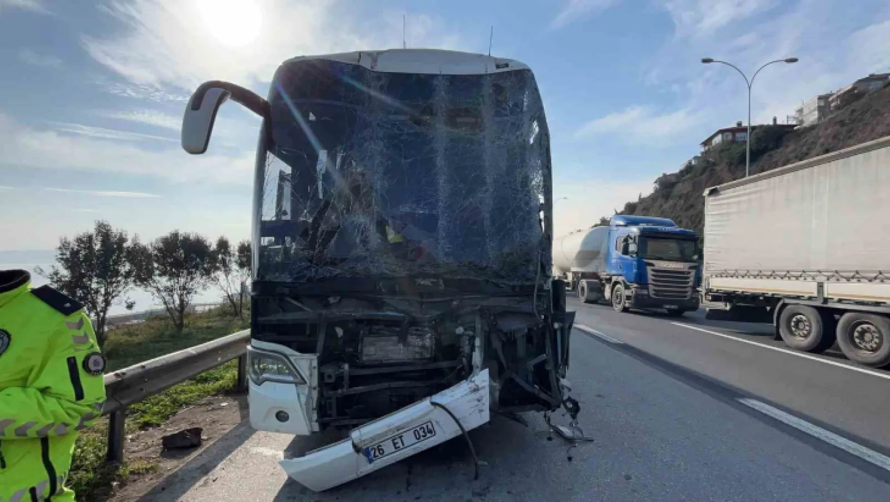 TEM'de yolcu otobüsü, tır ve hafif ticari araç çarpıştı : 1'i ağır 9 yaralı