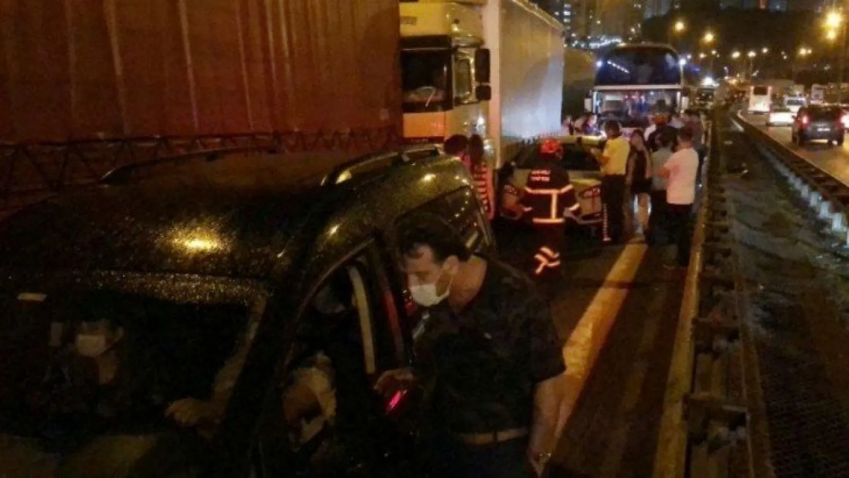 TEM'de zincirleme kaza: 28 araç birbirine girdi