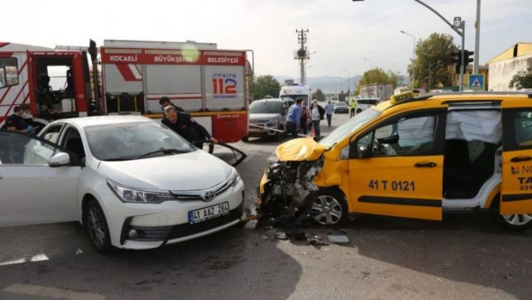 Ticari taksi ile otomobil çarpıştı: 3 yaralı  