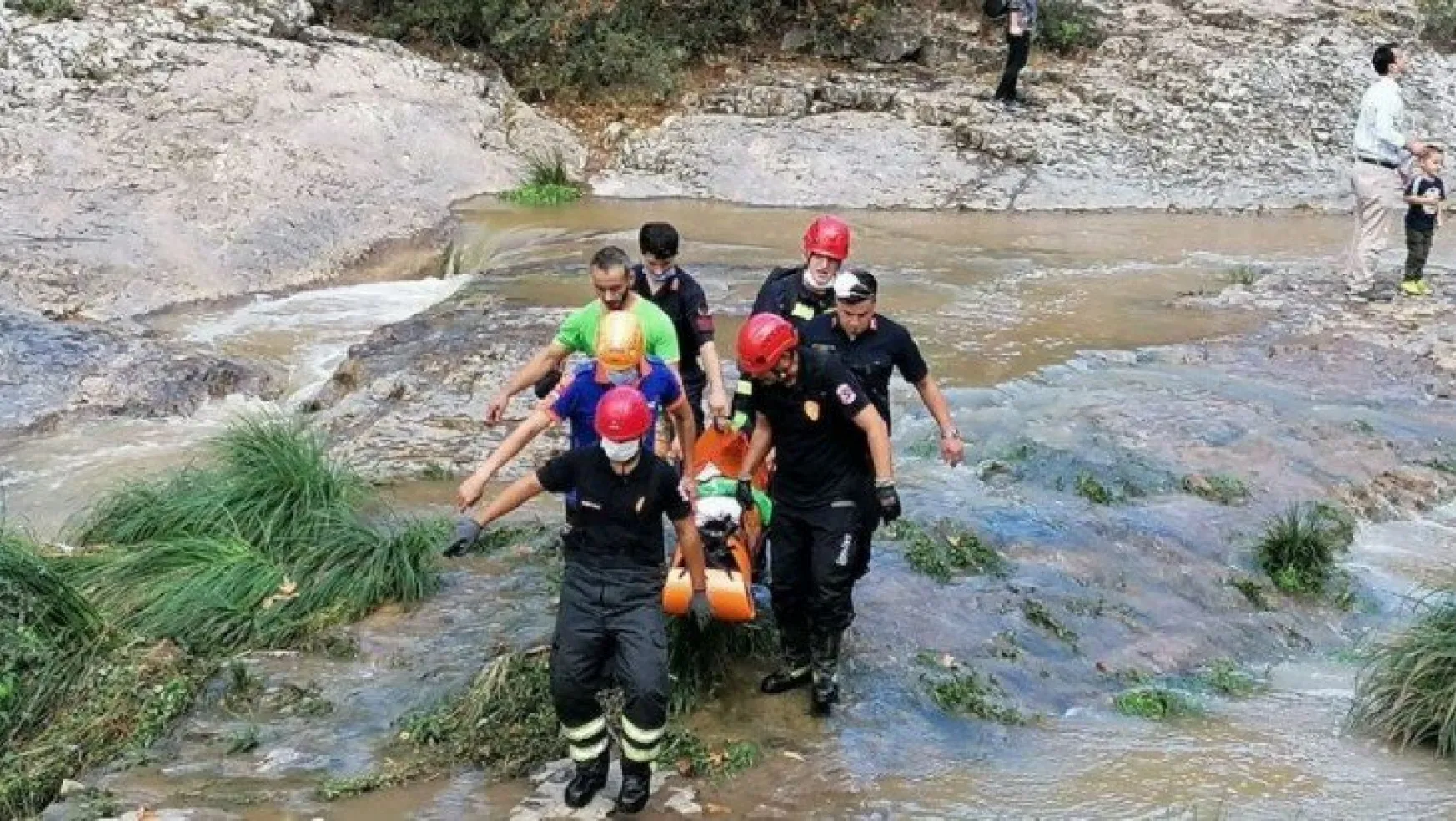 Tırmandığı kayalıklardan düşen şahsı AFAD ekipleri kurtardı 
