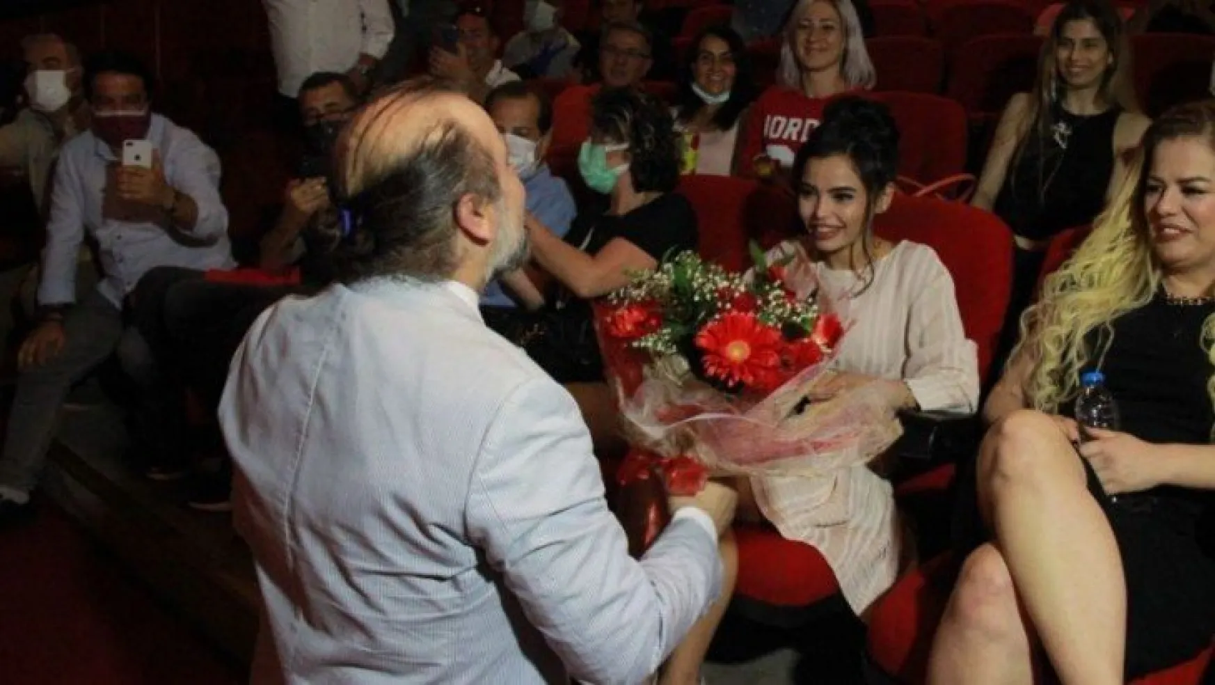 Tiyatro salonunda oyuncudan sürpriz evlilik teklifi