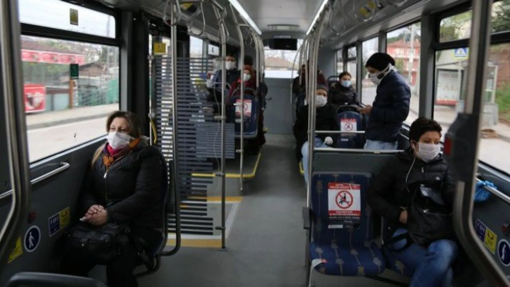 Toplu taşıma araçlarını kullananlara maske dağıtılıyor
