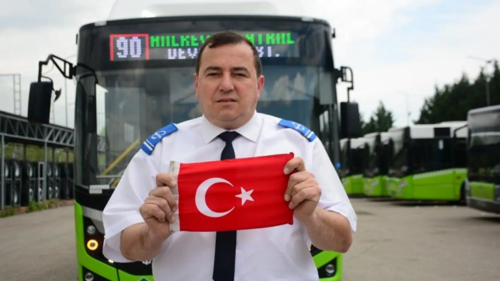 Türk bayrağını yerde bırakmayan şoför o anları anlattı