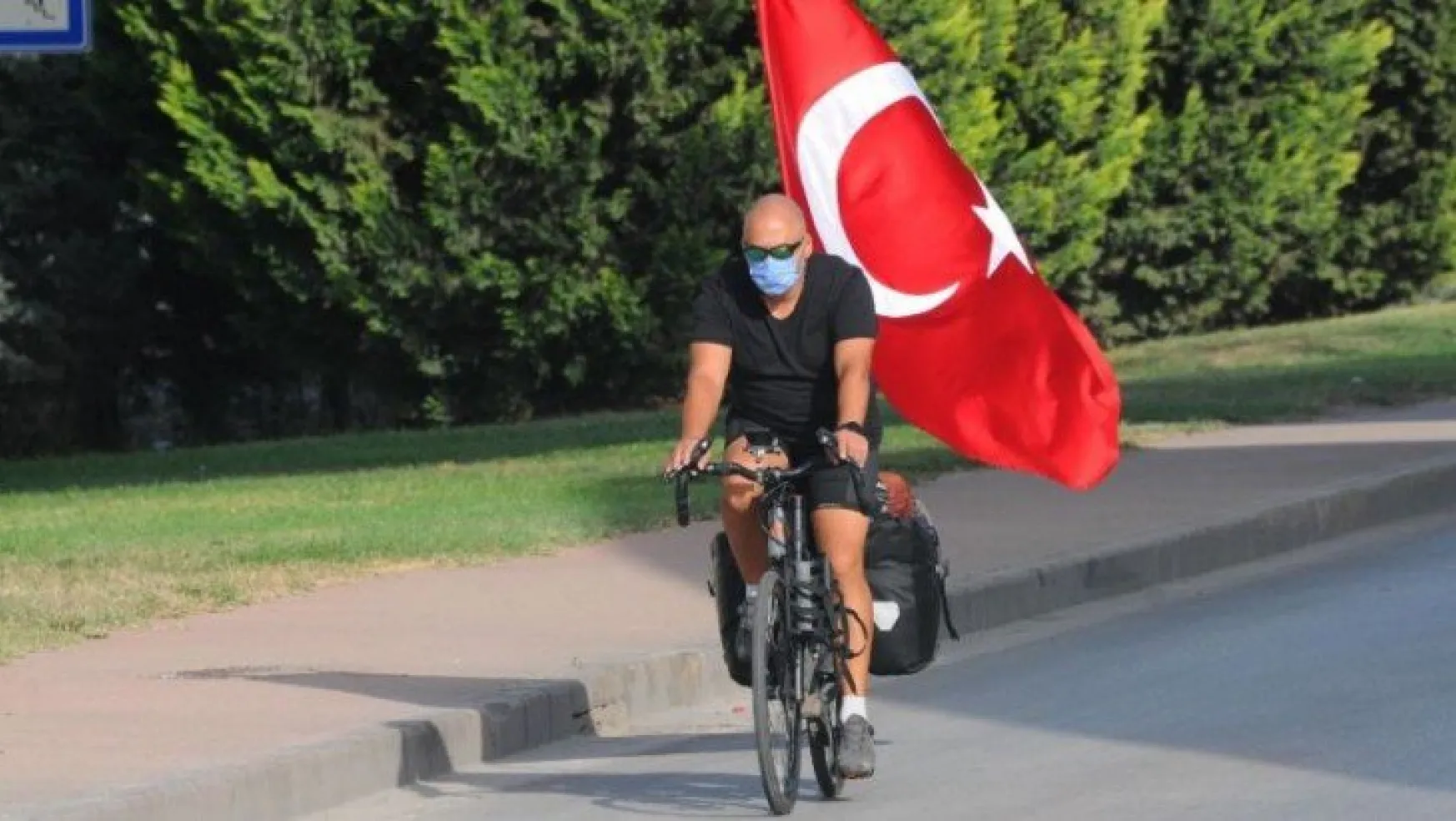 Türk kültürünü tanıtmak için bisikletiyle ülke ülke geziyor