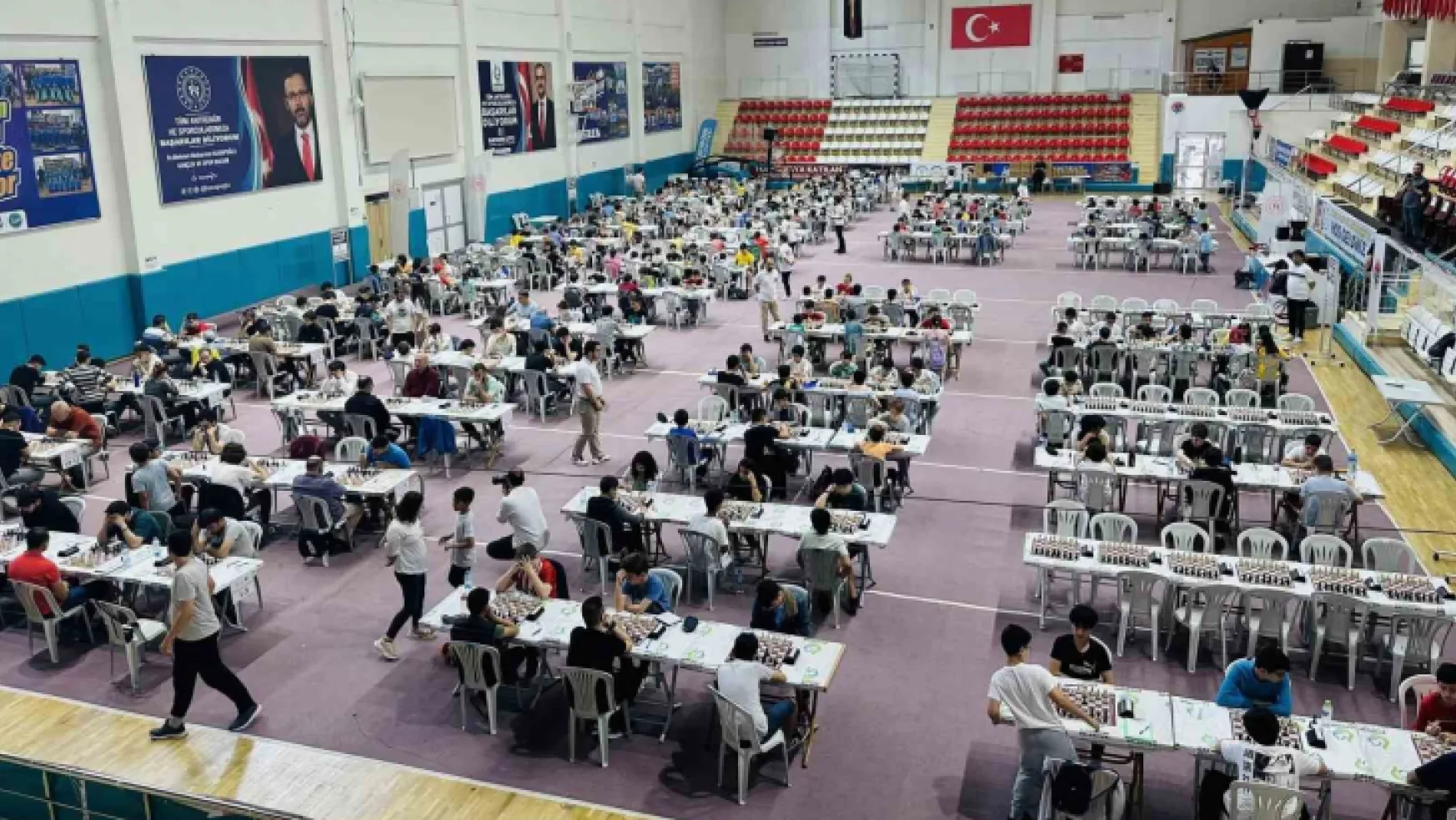 Kocaeli'ye gelen sporcular satranç turnuvasında ter döküyor