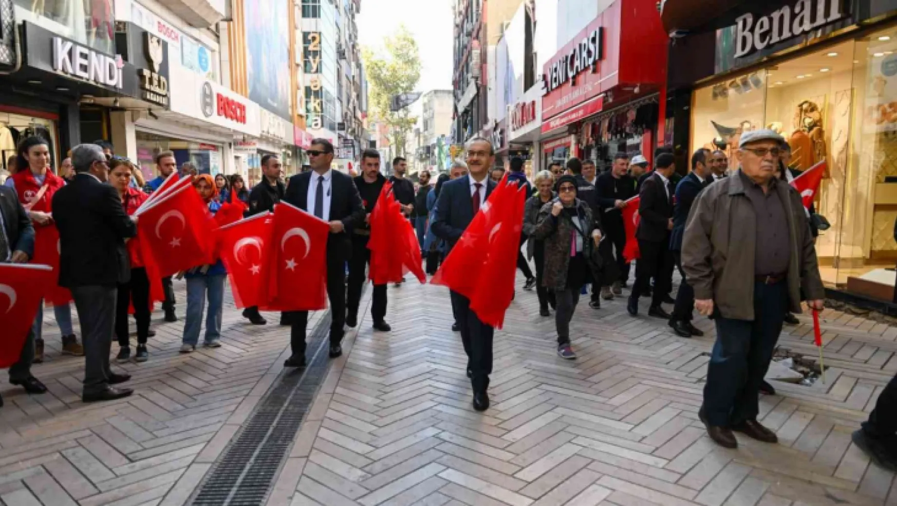 Vali Yavuz sokak sokak gezerek, Türk bayrağı dağıttı