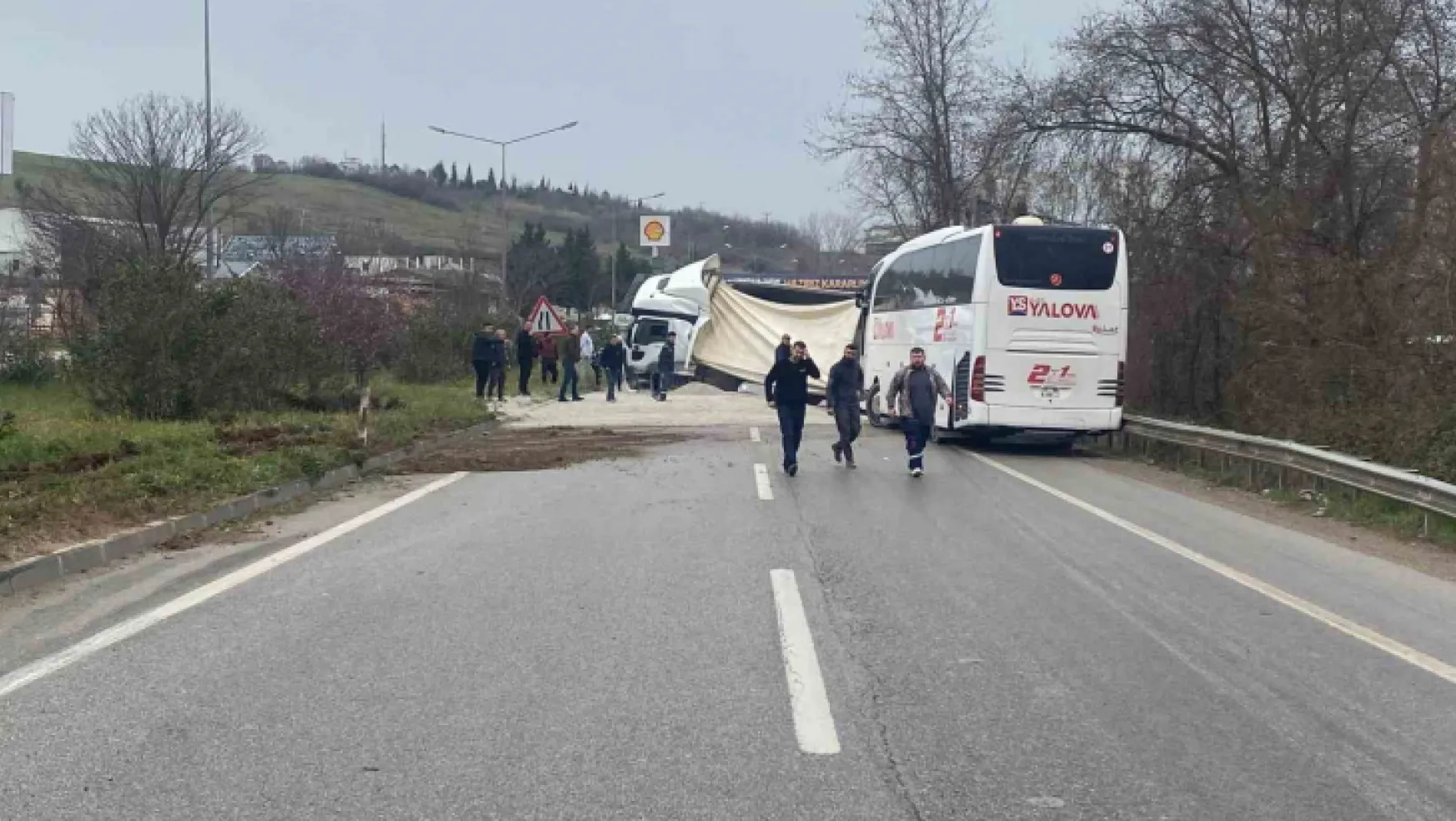 Yalova'da devrilen mıcır yüklü tıra otobüs çarptı