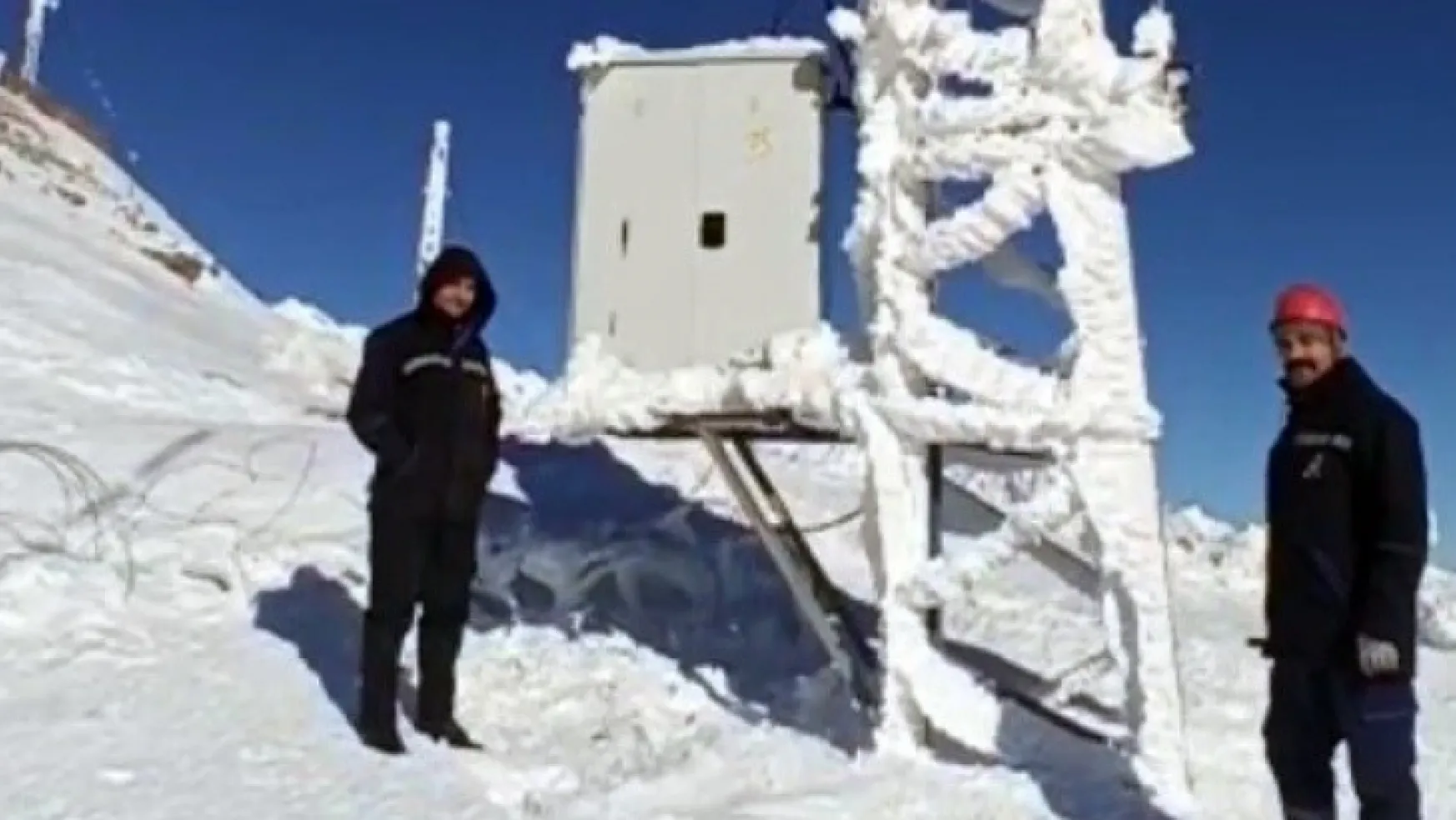 Yüksekova'da elektrik direkleri buz tuttu