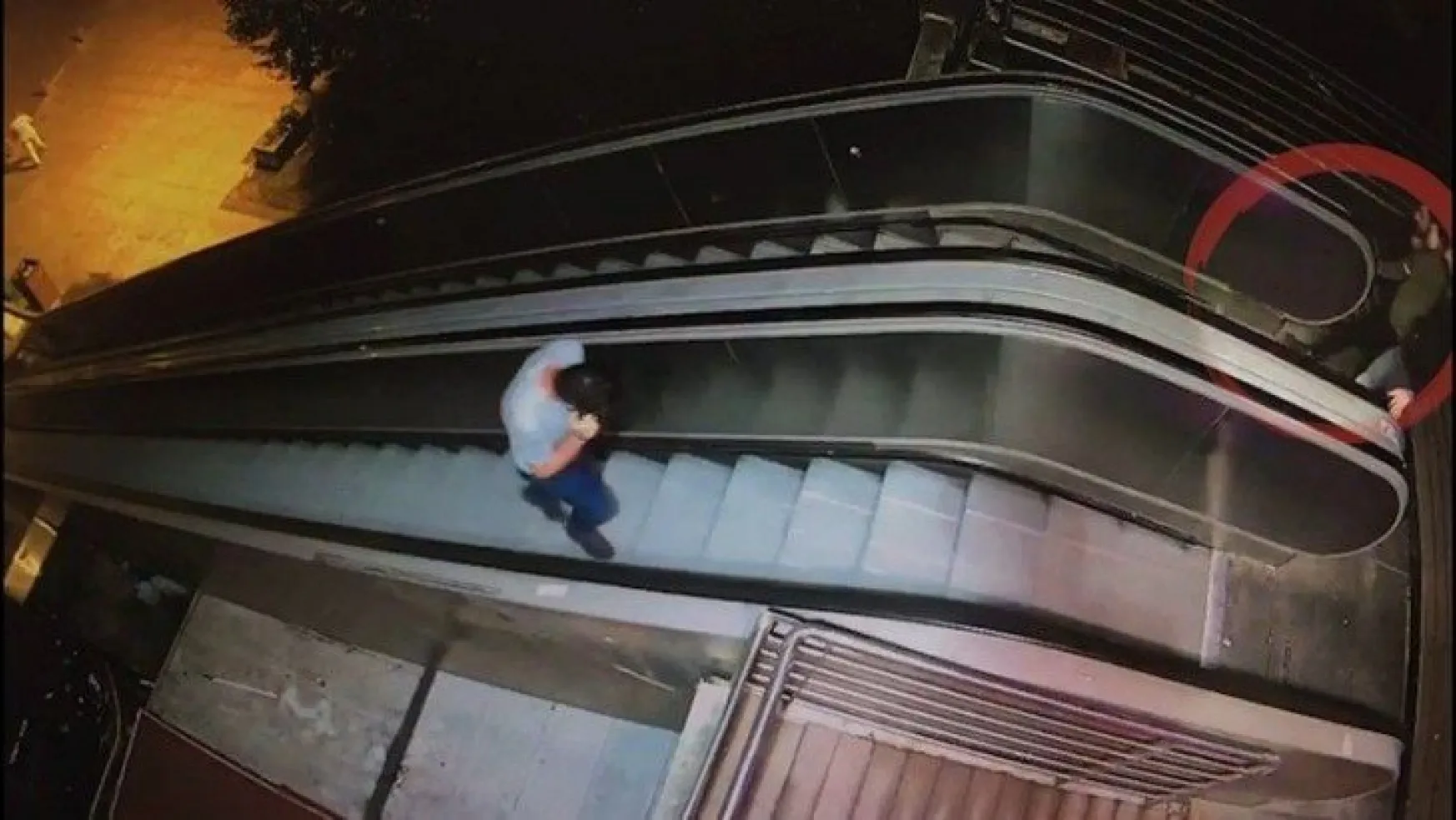 Yürüyen merdiveni durduran şahıslar güvenlik kameralarına yakalandı