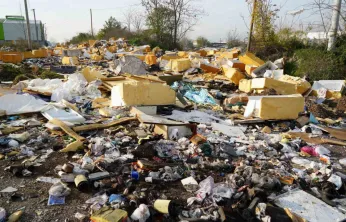 Açık hava çöplüğü: Güveç bile var
