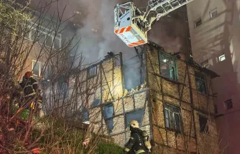 Alev alev yanan iki katlı ahşap metruk bina küle döndü