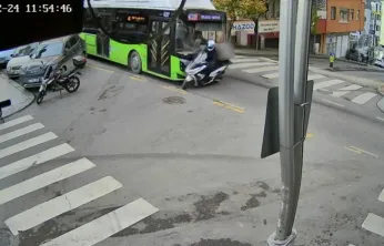 Belediye otobüsü ile motokurye çarpıştı