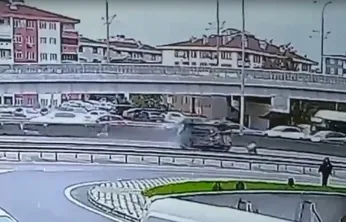 Beton bariyere çarpan otomobil devrilip sürüklendi