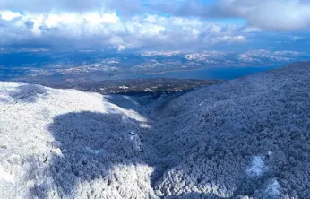 Beyaz, mavi ve yeşil birleşti: Eşsiz manzara mest etti