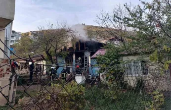 Çakmağı doldururken hem kendini hem de evi yaktı