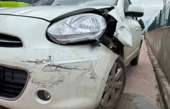 Çarptığı araca levye ile saldırdı, giderken ışıklı çiçek buketi bıraktı