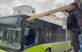 Çatıdan kopan kereste seyir halindeki otobüse saplandı