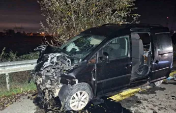 D-140'da kaza yapan araçlar hurdaya döndü: 1 ölü, 2 yaralı