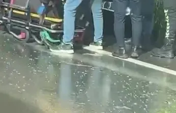 D100 kara yolunda kaza yapan araç ters döndü